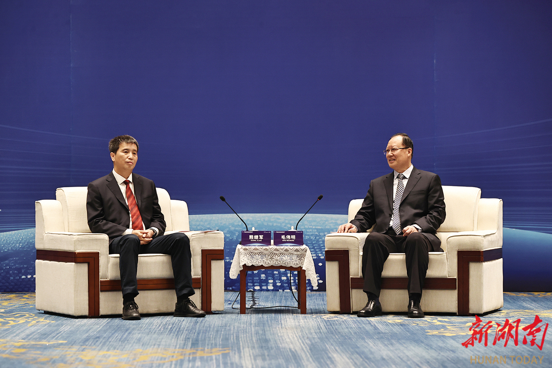 毛伟明与第四届北斗峰会嘉宾代表座谈